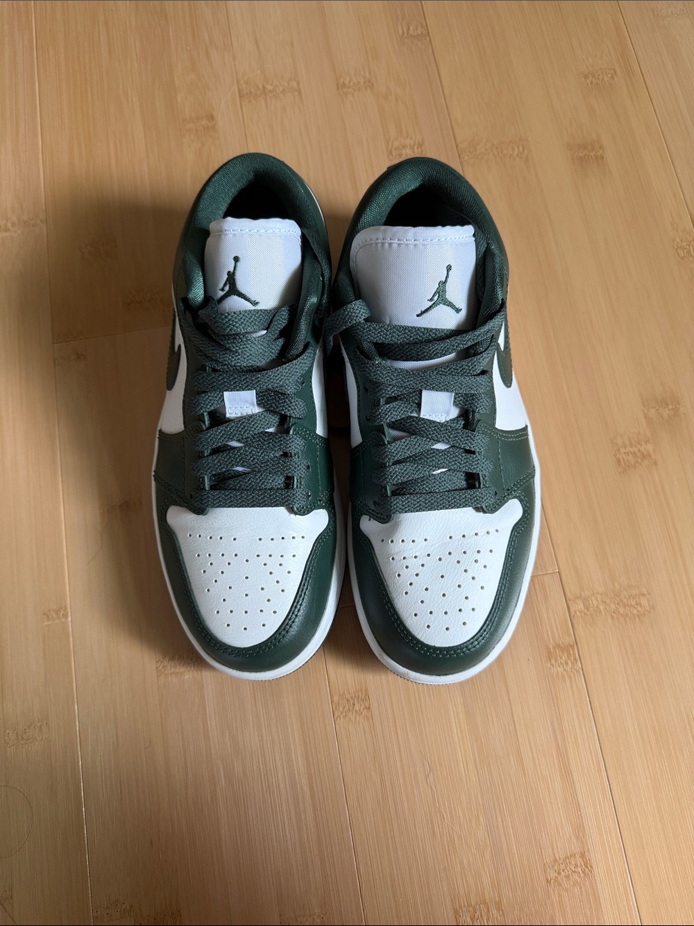 Jordan Low-Top Sneaker - White & Dark Green